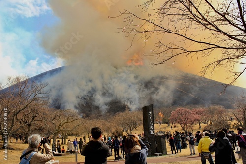 伊豆伊東　大室山の山焼き