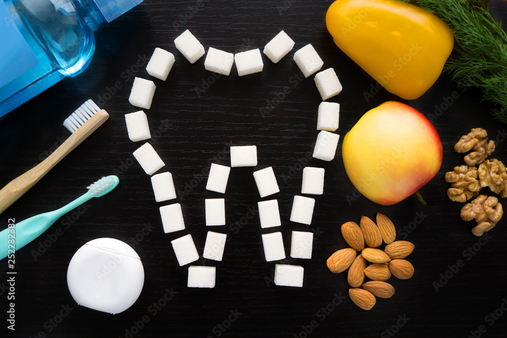 Φωτογραφία set for the care of the oral cavity - a bottle of mouthwash , tooth plastic and