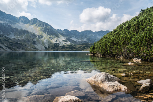 Krajobraz Doliny Pięciu Stawów Polskich w Tatrach widok z brzegu 