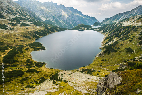 Krajobraz Doliny Pięciu Stawów Polskich w Tatrach widok na góry ze szlaku turystycznego