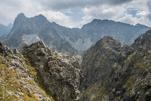 widok na góry tatry ze szczytu szpiglasowego wierchu latem