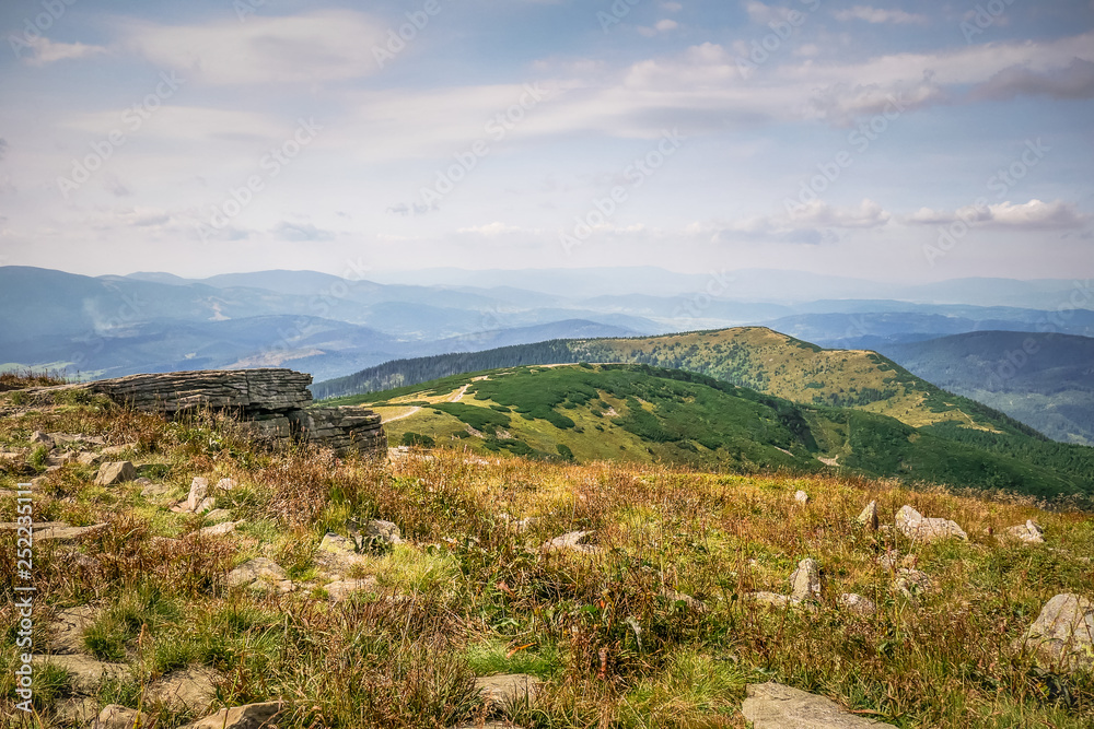 Popołudniowy krajobraz górski widok z Babiej Góry w Polsce