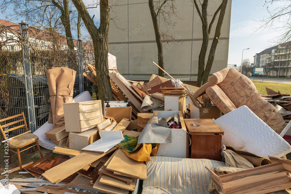 Sperrmüll an der Giebelseite eines Wohnblocks