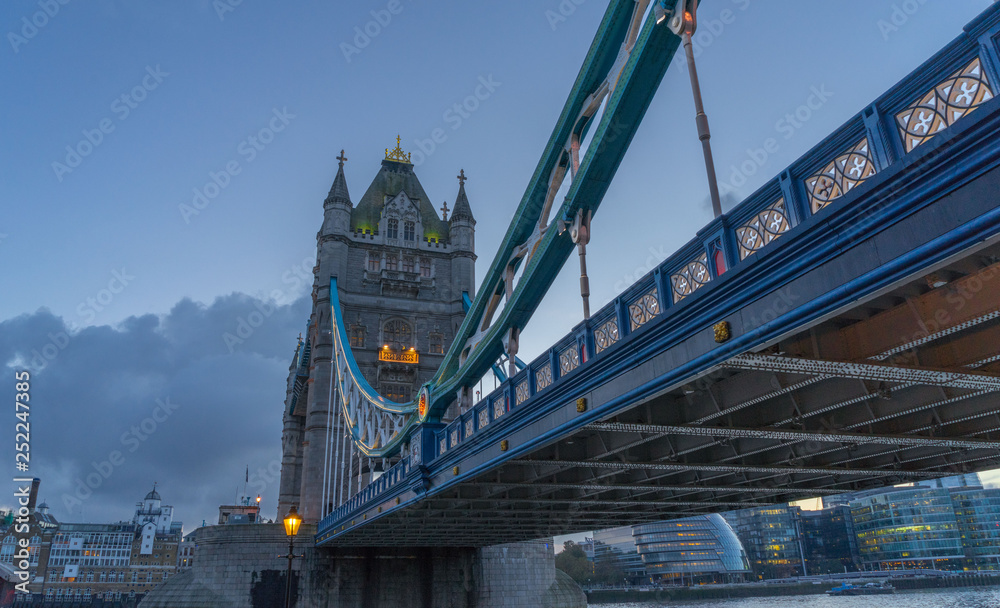 Obraz premium Tower Bridge in London at dusk