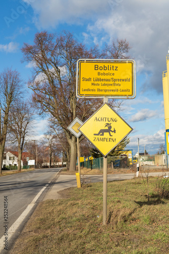 Fototapeta Schild Zampern am Ortseingangsschild