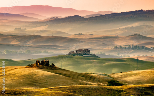 Fotografija Tuscany Farmland with Villas and Villages