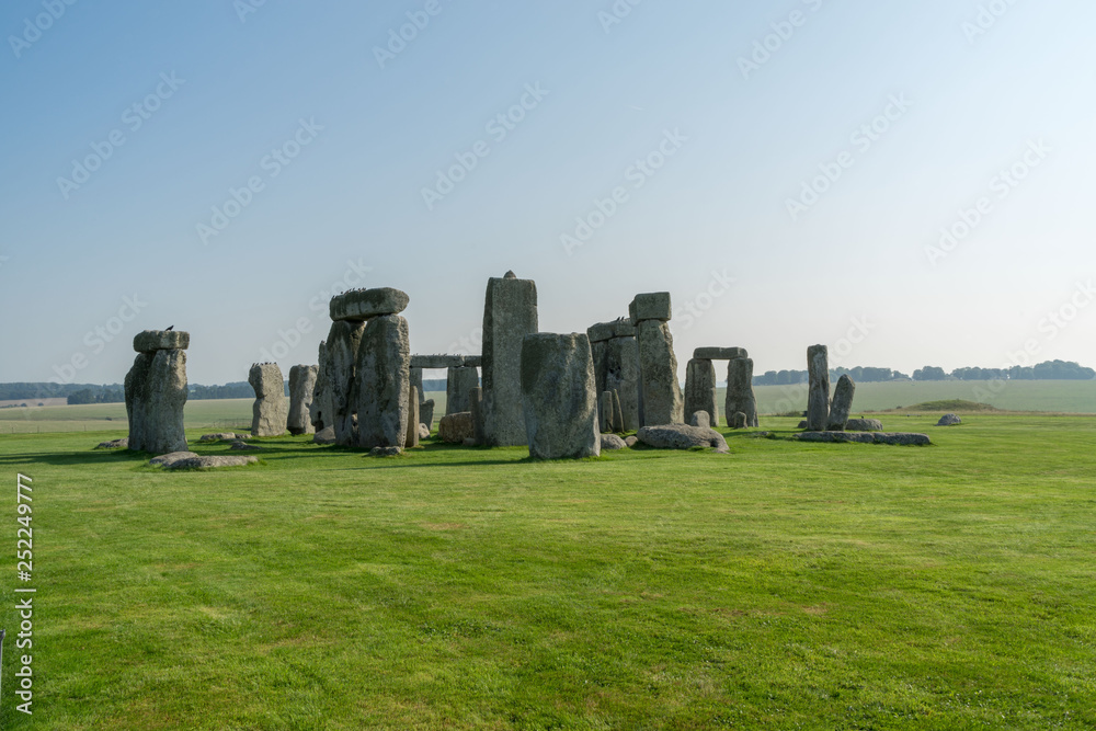 Naklejka premium stonehenge with clear blue sky, england