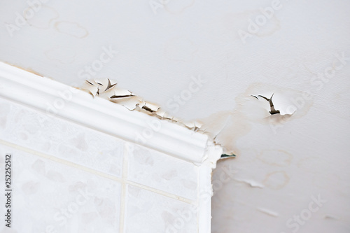 Foto Swelling leaking of whitewash and plaster on ceiling of dwelling due to penetrat
