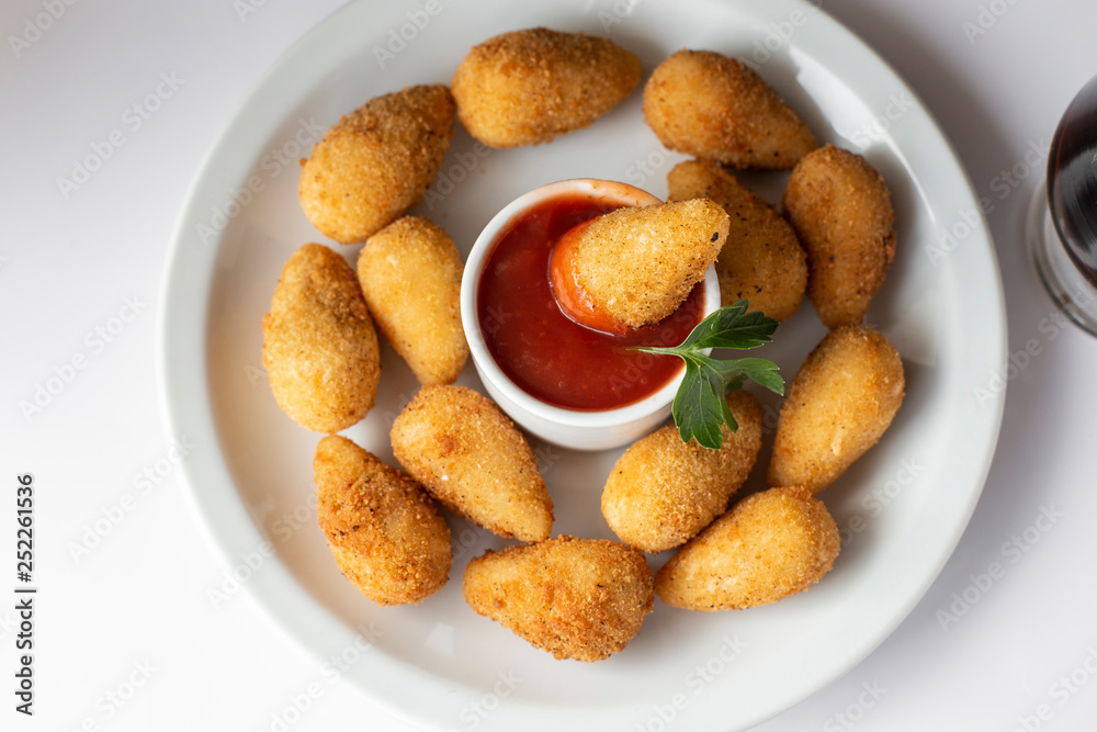 Brazilian snack. The coxinha is a brazilian salgadinho, of origin paulista, also common in Portugal, made with mass of wheat flour and chicken stock. - Imagem