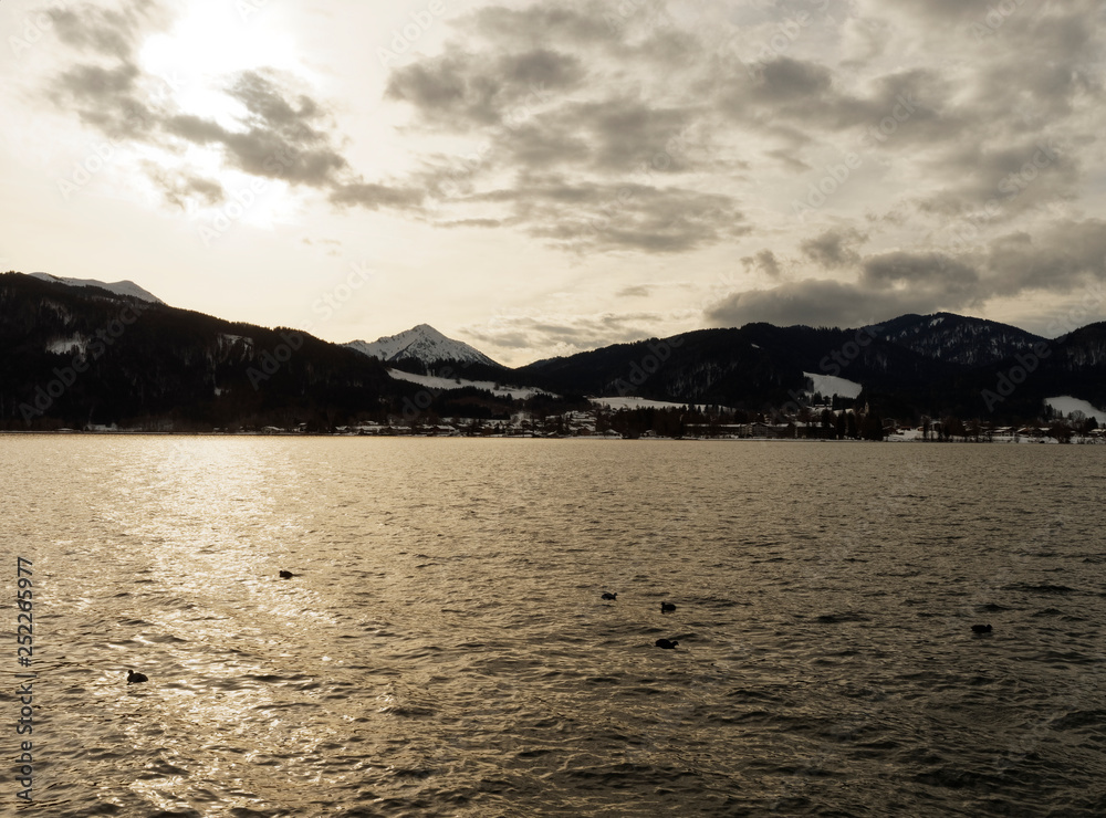 Tegernsee en Bavière. Coucher du soleil sur le lac en hiver