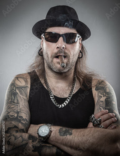 Fotografia Rocker mit schwarzem Hut und Zigarre Mann raucht Zigarren