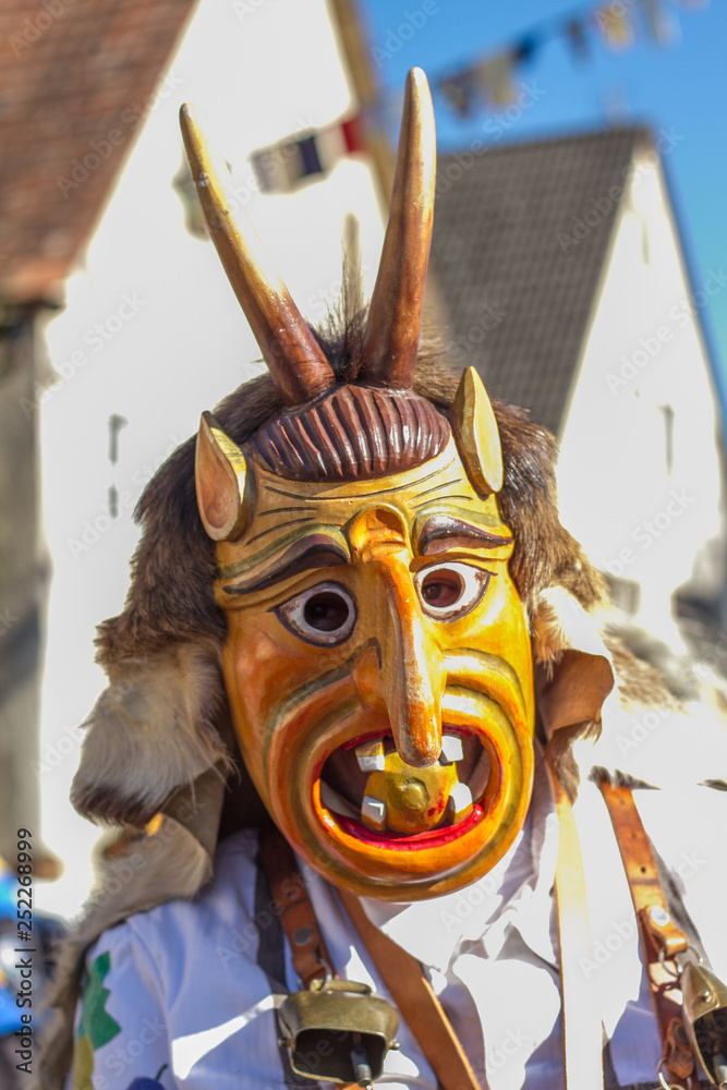 Traditionelles Kostüm als Geisbock bei der schwäbisch-alemannischen Fastnacht (