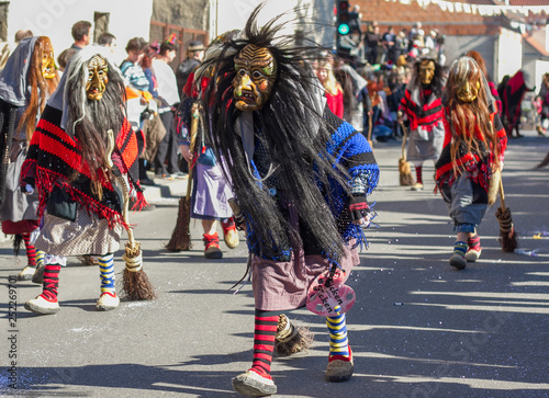 Traditionelle Verkleidungen als Hexe bei der schwäbisch-alemannischen Fastnacht ("Fasnet") mit Holzmasken bei einem Festumzug in Ammerbuch bei Tübingen, Baden-Württemberg