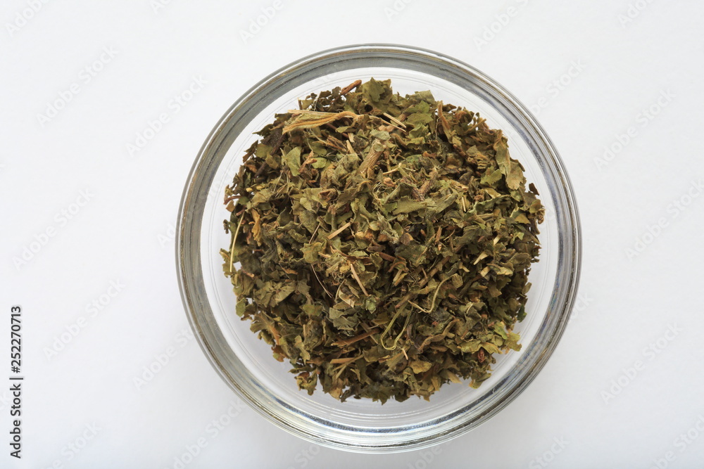 The dried leaves of the gimnema (herbal tea)