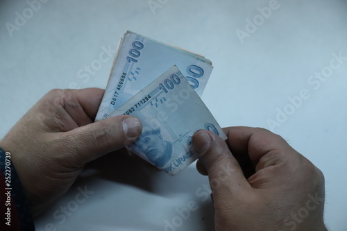 Hands to count the Turkish Lira