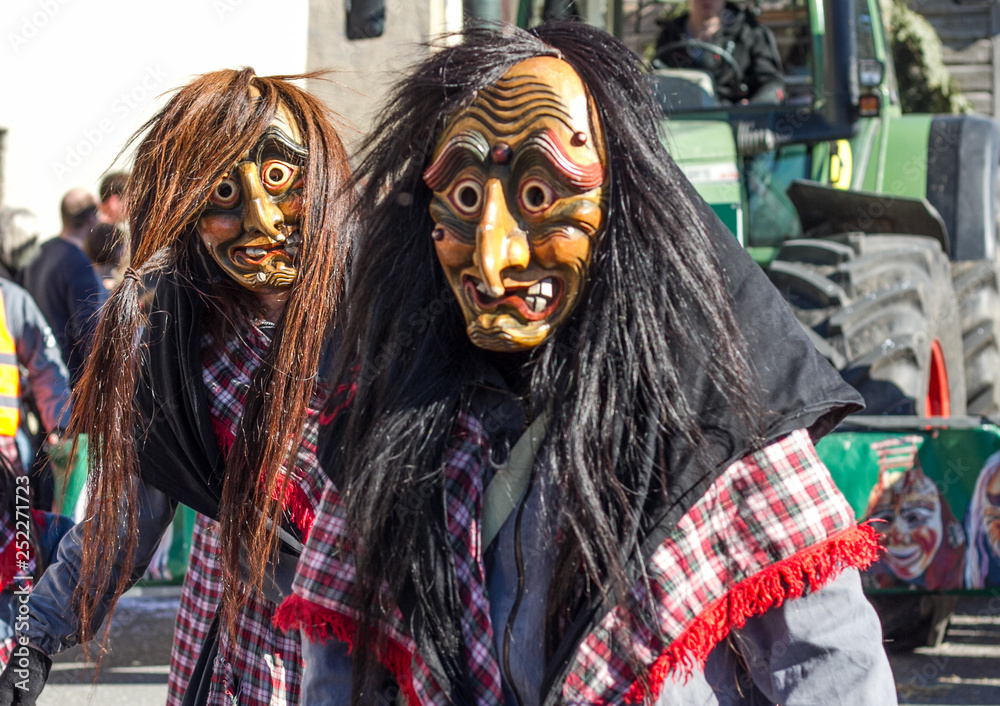 Traditionelle Kostüme der schwäbisch-alemannischen Fasnet mit Holzmasken  bei einem Festumzug in Ammerbuch, Baden-Württemberg foto de Stock | Adobe  Stock