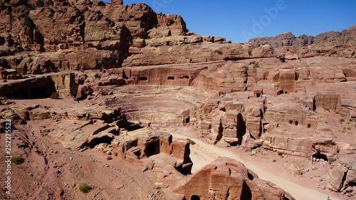Petra in Jordanien, mit Felsgräbern und römischen Ruinen