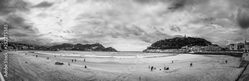 Photographie panoramica playa de la concha extra grande en  blanco y negro