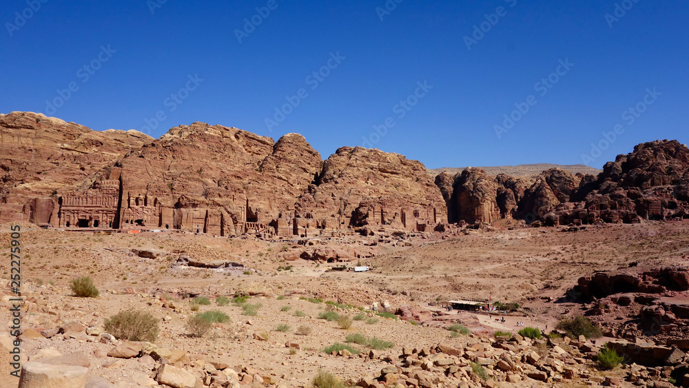 Petra in Jordanien, mit Felsgräbern und römischen Ruinen