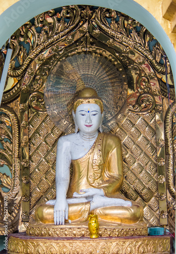 Templo budista Shwedagon Pagoda em Yangon, Myanmar.