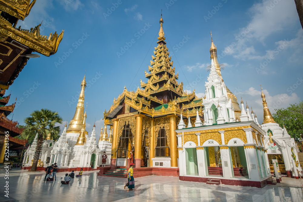 Fototapeta premium Templo budista shwedagon pagoda em Yangon, Myanmar.