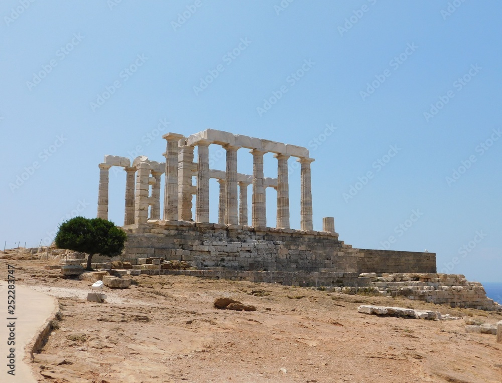 Obraz premium Ruins of the temple of Poseidon or Neptune, at cape Sounion, Attica, Greece