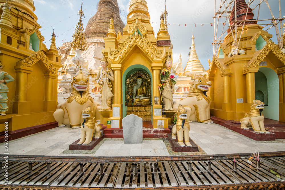 Templo budista shwedagon pagoda em Yangon, Myanmar.