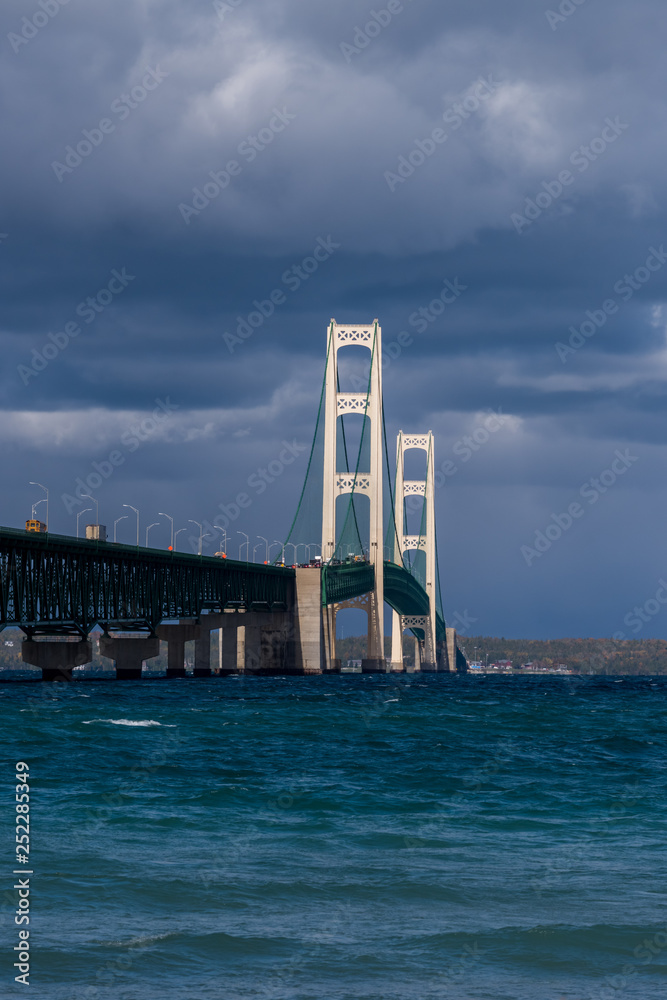 Naklejka premium Mackinac Bridge spanning the Straits of Mackinac between the upper and lower peninsulas of Michigan, USA.