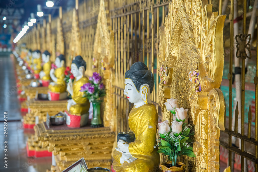 Fototapeta premium Templo budista em Yangon, Myanmar.
