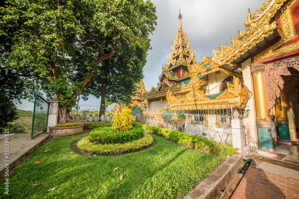 Templo budista em Yangon, Myanmar. Templo budista em Yangon, Myanmar.
