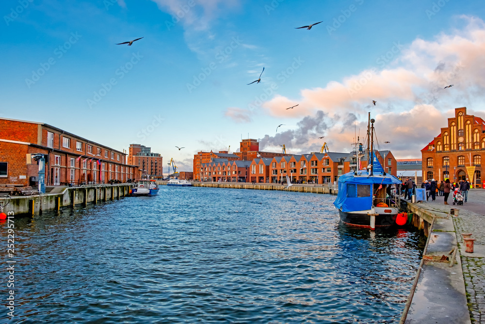 Obraz premium Wismar alter Hafen im Sonnenuntergang