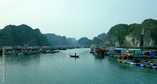 Fototapeta Naklejka Na Ścianę i Meble -  Ha Long Bay in Vietnam
