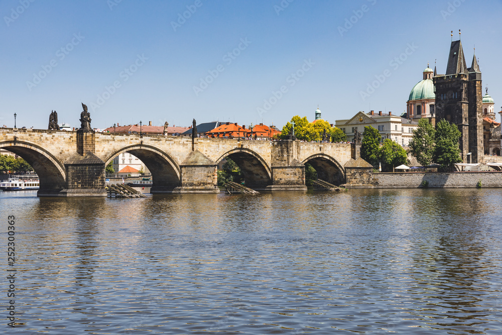 Steinerne Bogenbrücke über Fluss Steinerne Bogenbrücke über Fluss