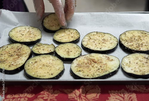 Foto Sliced squash being prepared for baking