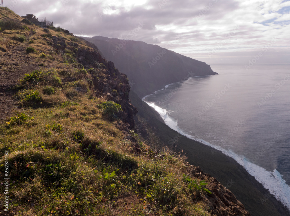 An der Steilküste von Ponta do Pargo im Westen von Madeira, Portugal im Atlantischen Ozean.