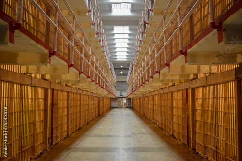 Fotografía Inside Empty Alcatraz Cell Block
