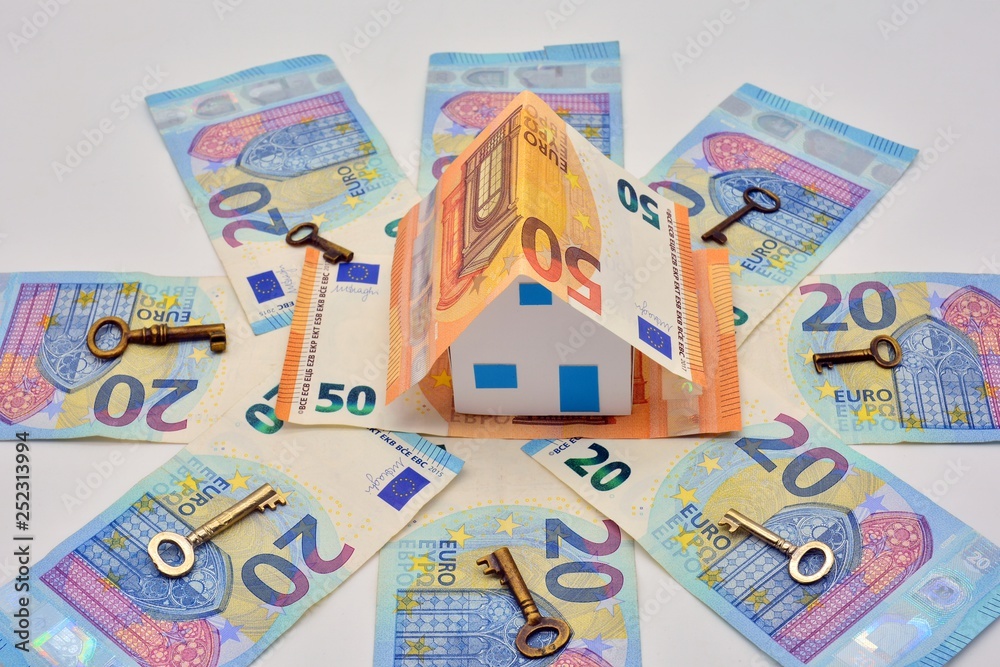 Casa de billetes de euro rodeada de billetes y llaves
