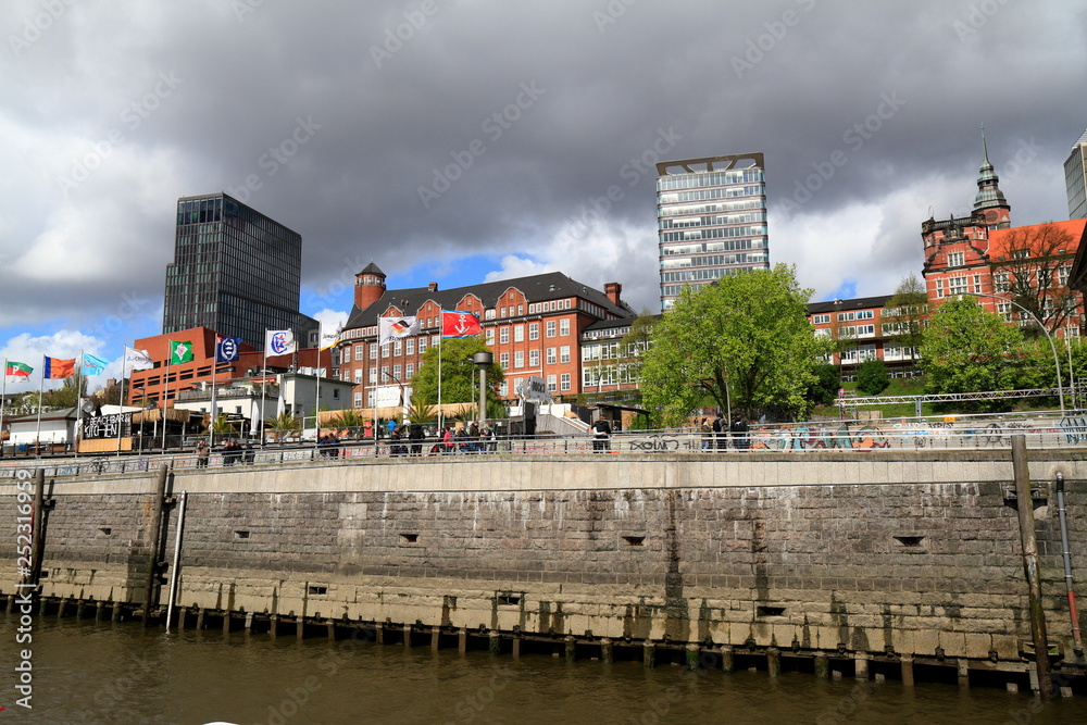 Obraz premium Hamburger Landungsbruecken