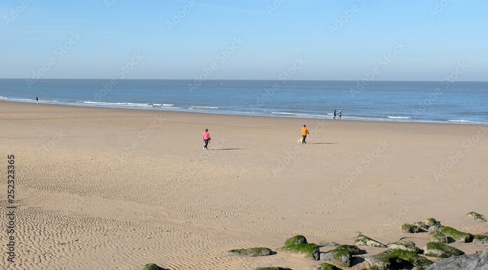 Obraz premium people waiting for the summer season on the beach