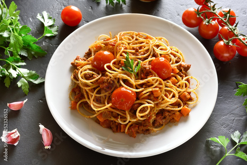 Spaghetti with minced meat and cherry tomatoes