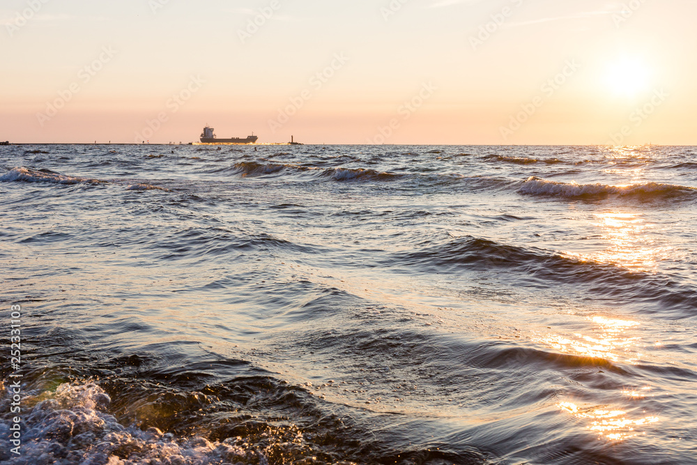 Obraz premium Sunset on coast of the sea with waves. Nature, water concept