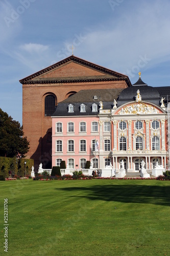 Trier, Kurfürstenpalais mit Konstantinbasilika