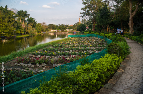 Lindo parque com muito verde em Yangon, Myanmar.