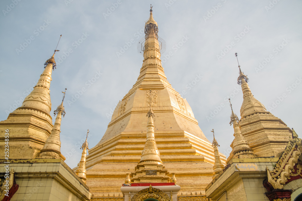 Templo budista Sule Pagoda em Yangon, Myanmar.