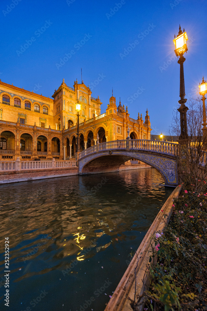 View from the waterway of the Plaza de España