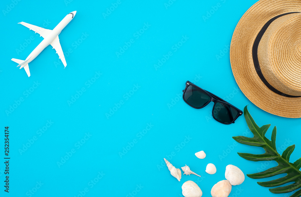 Summer travel ideas and beach objects - obrazy, fototapety, plakaty 