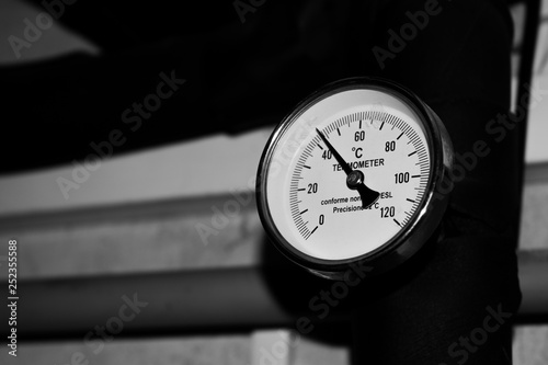Pressure spring dial thermometer metering temperature of water in pipes