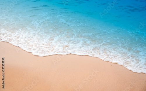 Photo Wave & Sand beach background , holiday or relax in summer concept