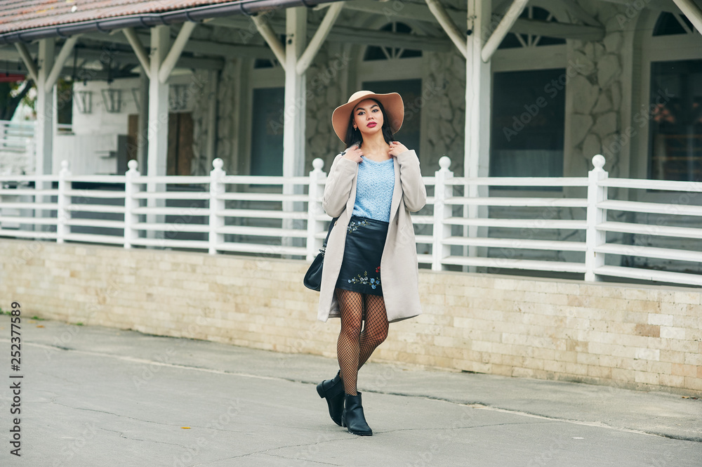 Obraz premium A young woman wears a wide-brimmed hat . Girl in town