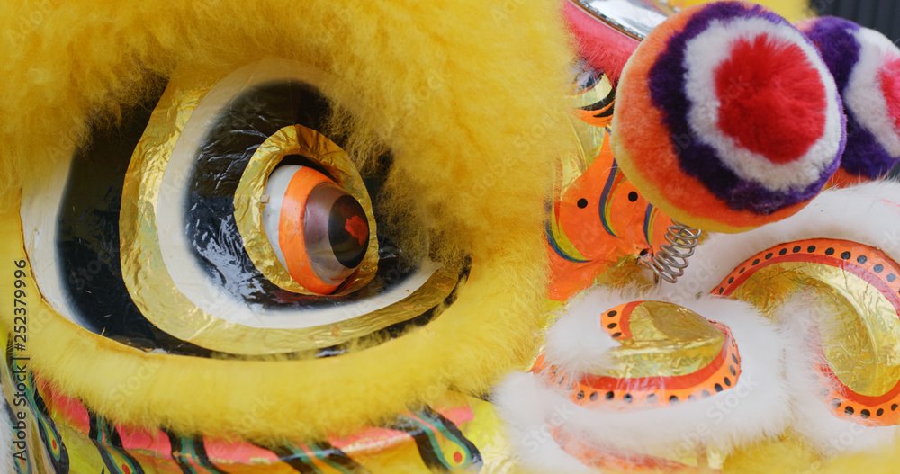 Obraz premium Chinese lion dance in yellow